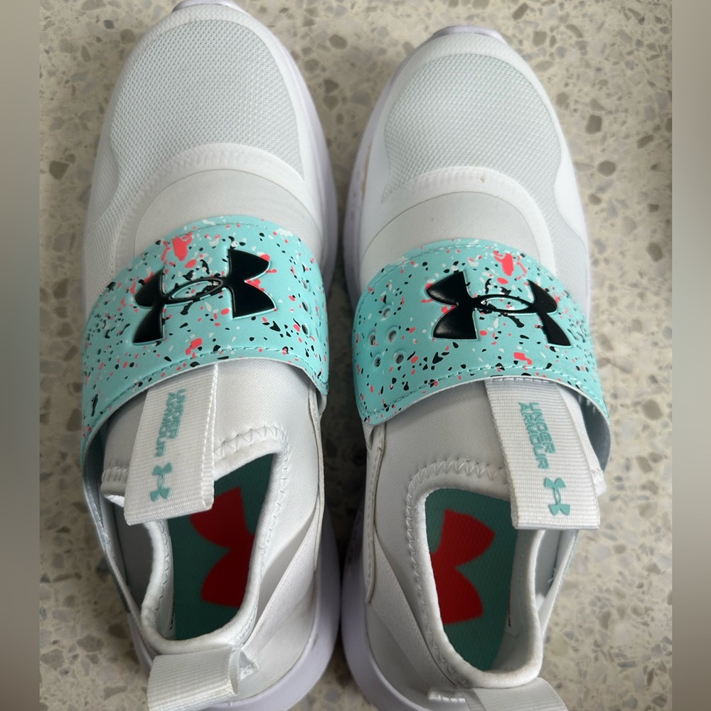 Under Armour woman’s 9.5 no lace light weight